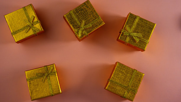 6个金色礼品盒，一次性背景。图片下载