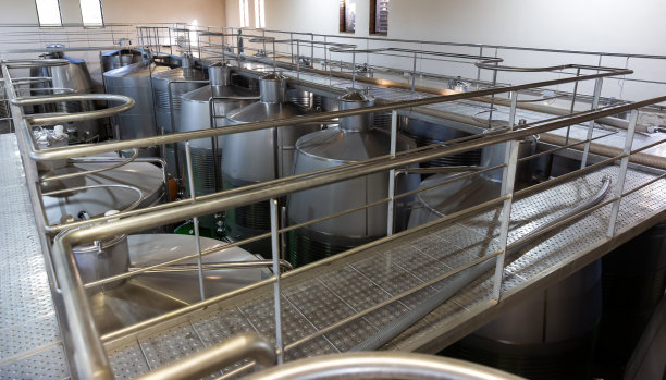 酒窖车间内部配备设备图片下载