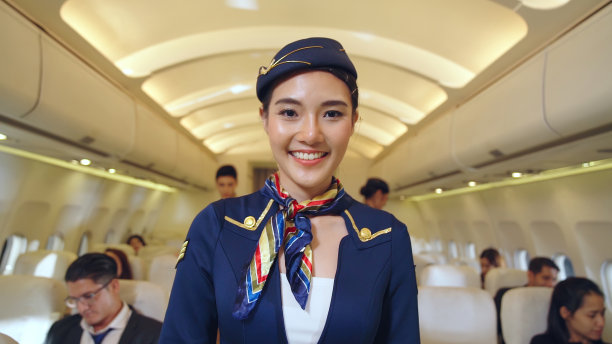 在飞机上工作的空乘人员或空中小姐图片下载