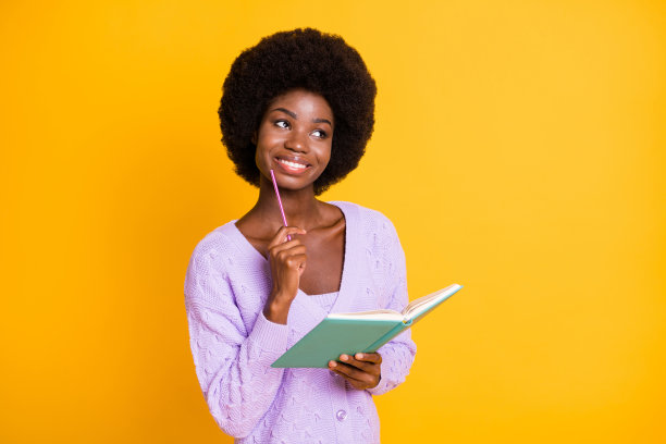 迷人的黑皮肤人照片，笔触下巴看空牙齿的微笑孤立在黄色背景图片下载