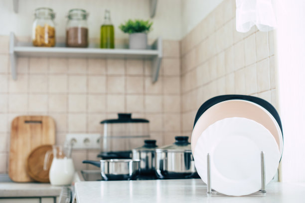 一个现代美丽的照明厨房的内部，盘子在桌子上，锅在炉子上图片下载
