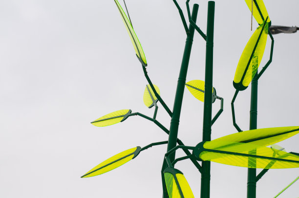 简约的树木、雕塑。路灯。人造树。图片下载