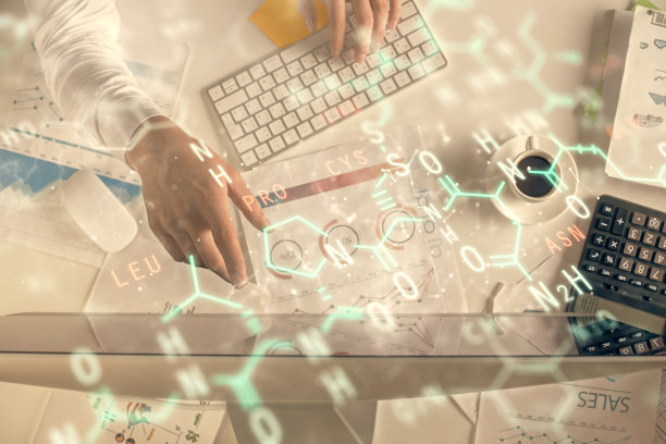 人的双手在电脑键盘上打字和公式全息图的双重曝光。前视图。教育的概念。图片下载