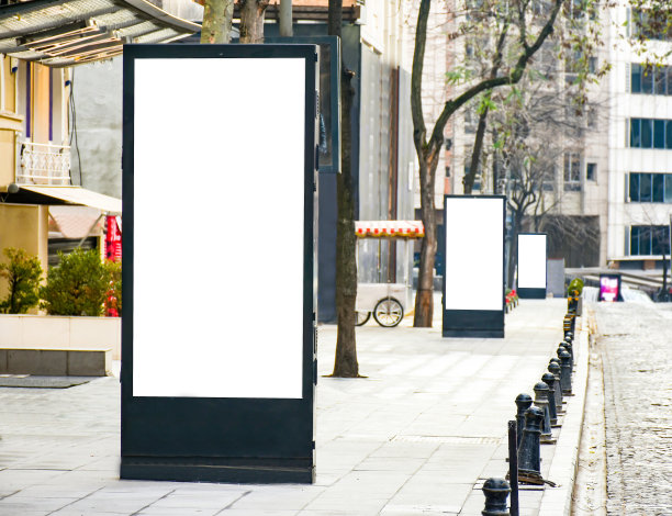 空白广告牌模拟，公共信息板与复制空间在街道上。图片下载