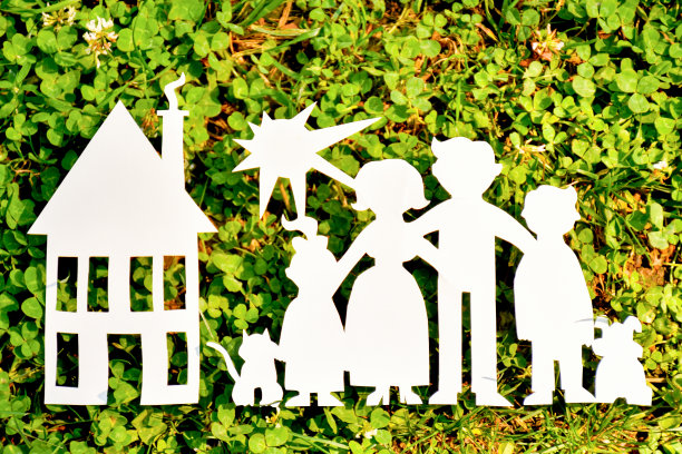 纸家庭，房子和汽车在绿色的草地上。家庭人寿保险，保护家庭，关爱家庭的理念。为房子或汽车存钱的概念。图片下载