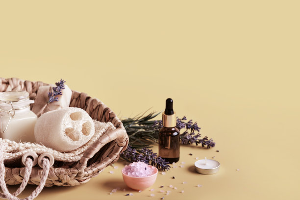 家庭化妆品产品与薰衣草。Spa设置在中性色，复制空间图片下载