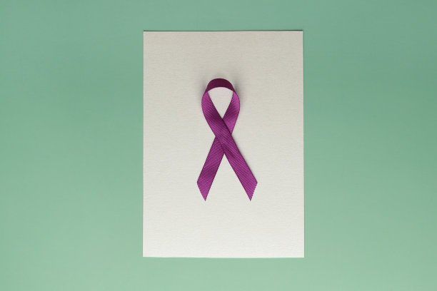 绿色背景的卡片上的紫色意识丝带图片下载