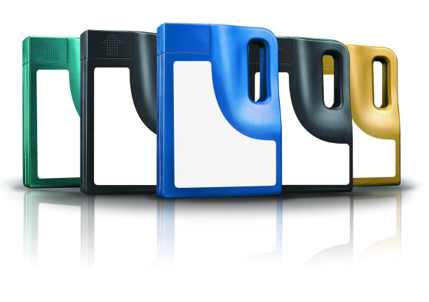 许多塑料多色发动机油瓶在一排孤立的白色背景为网络横幅图片下载