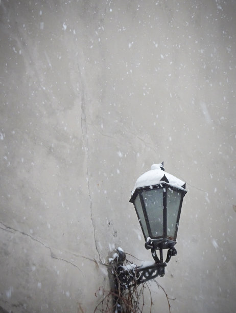 灰混凝土墙背景上白雪覆盖的灯笼，复制空间图片下载