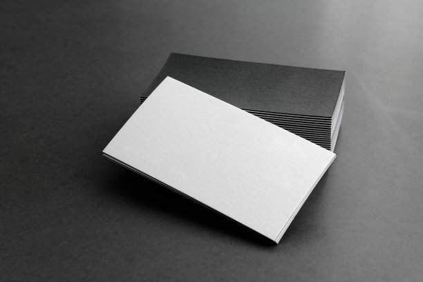 黑色背景的名片。图片下载