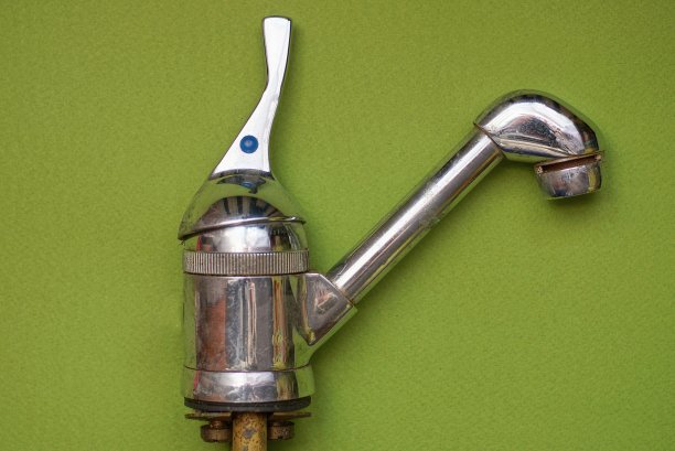 一个带有把手的灰色金属水龙头的细节图片下载