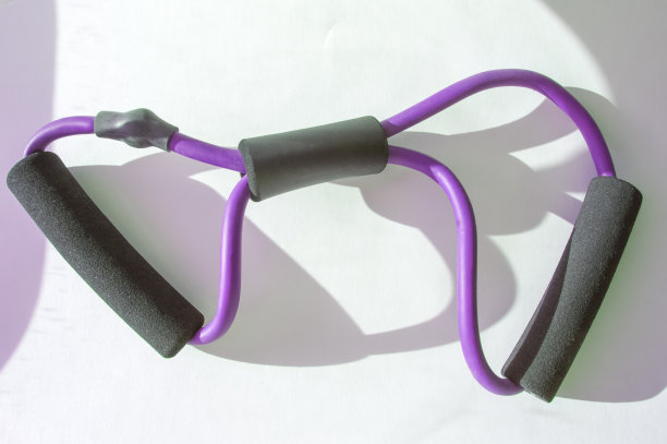 回到行动现代橡胶胸部扩张在白色背景图片下载