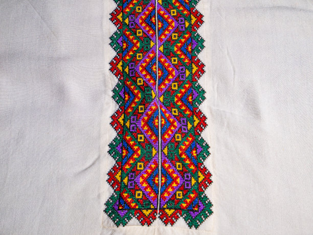 乌克兰白色织物上的传统民间刺绣。图片下载