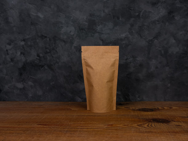 袋袋模型。空白棕色牛皮纸包装与咖啡豆木质背景广告版面。图片下载