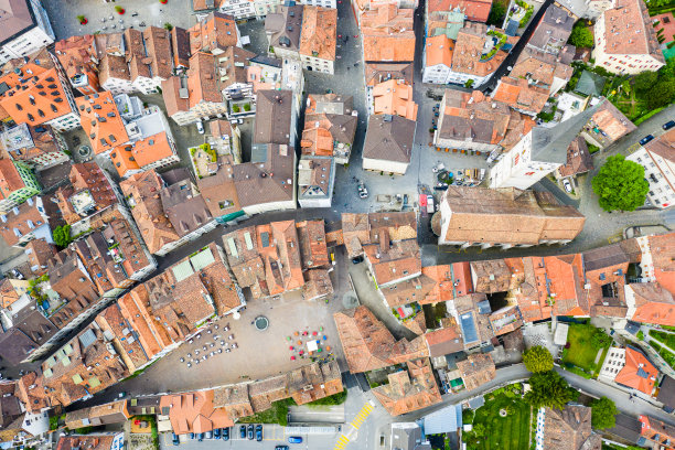 从上往下看，位于瑞士广州的中世纪古城(Graubünden)图片下载