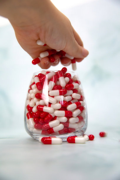 一只手抓满了药，维生素胶囊，药物，药物。健康、经营理念图片下载