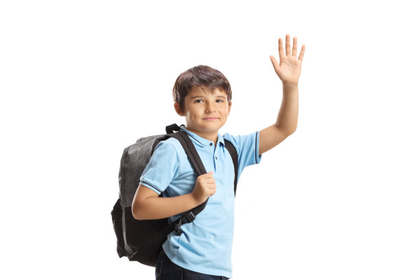 背着背包的小学生一边跑一边对着镜头挥手图片下载