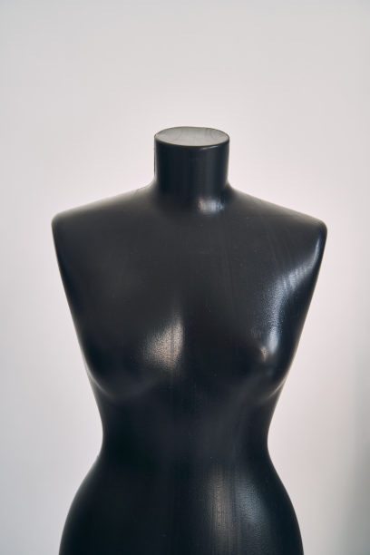 黑色女性人体模型的服装在白色的背景图片下载