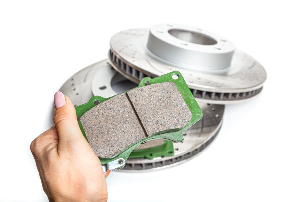 在背景上的刹车片在白色背景上孤立的穿孔刹车片图片下载