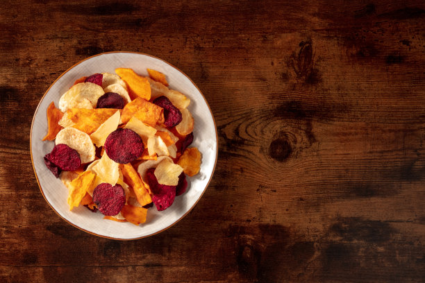 蔬菜片，从上面拍摄在一个黑暗的乡村木制背景图片下载