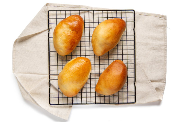 派在冷却架上孤立在白色。烤制的塞满卷心菜的馅饼。传统的俄罗斯馅饼。美味的糕点。前视图。图片下载