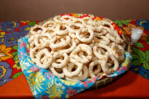 自制的Torradinho polvinho饼干，在篮子和彩色的桌子图片下载