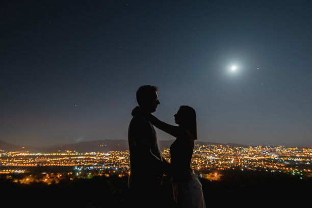 一个女孩的剪影与城市的景色。库存图片图片下载