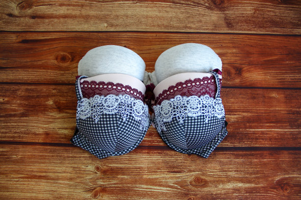 木制背景上的不同女性胸罩。带copyspace的内衣时尚概念图片下载