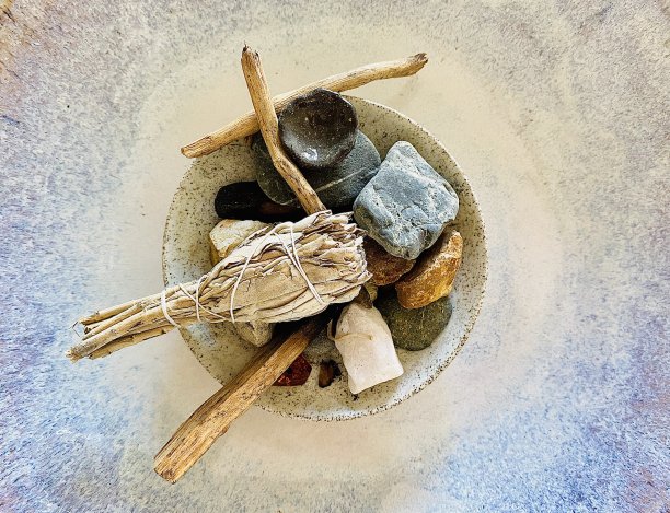 手工陶瓷板与鼠尾草木晶体图片下载