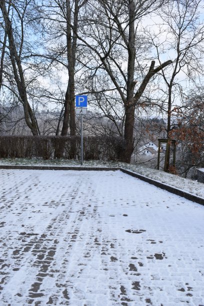 积雪覆盖的停车场图片下载