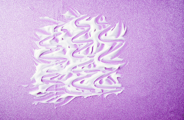 画在皮肤护理和保湿的白色霜纹理笔画上，在亮粉色的背景上。图片下载