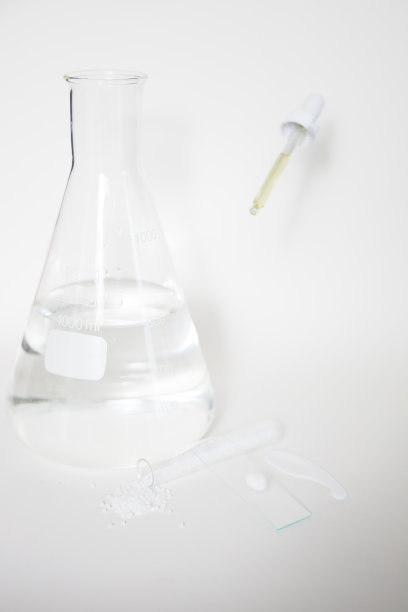 抽象的化妆品或化学实验室。化妆品的制备。白色背景上的透明化学烧瓶。图片下载