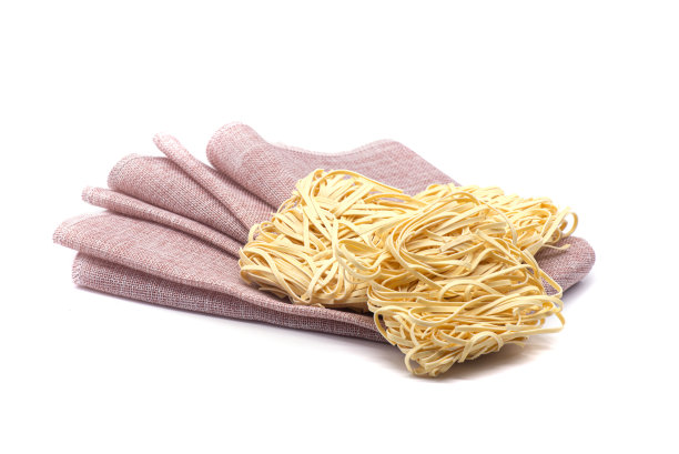 白色背景上的面条和粉色桌布图片下载