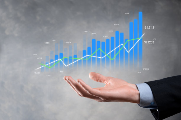 手持平板电脑，展示全息图形和股票市场统计数据的商人获得利润。成长计划和业务策略的概念。良好的经济形式的数字屏幕显示。图片下载