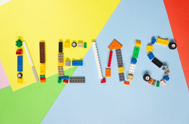 “新闻”一词来自儿童的多色塑料建筑工具包。图片下载