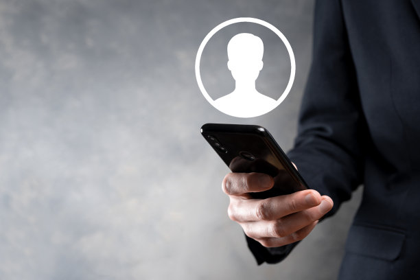 西装革履的商人手举用户的图标。互联网图标界面前景。全球网络媒体概念，接触虚拟屏幕，拷贝空间图片下载