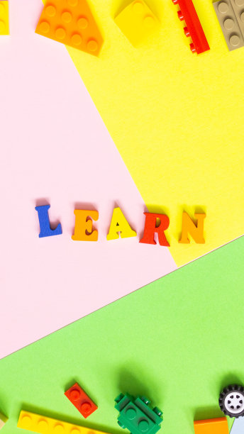 单词“LEARN”是由彩色的木制字母和彩色背景组成的。在子构造函数的两侧。垂直的照片。图片下载