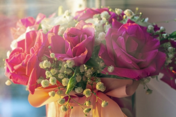 用牛皮纸包裹着一束白玫瑰和粉色玫瑰。美丽的鲜花作为礼物Motherâs, Valentineâs日，生日或婚礼。关闭了。图片下载