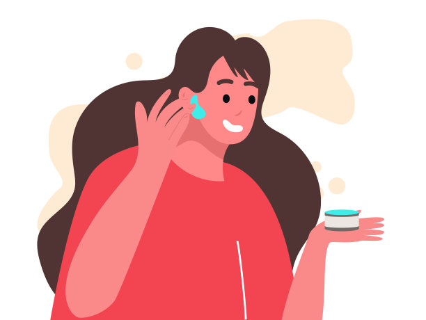 女人在脸上涂霜。年轻女子用化妆品来使自己看起来漂亮。图片下载