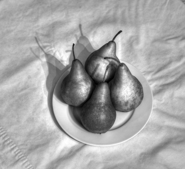 盘子里的梨图片下载