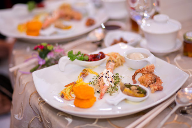 婚宴上的一桌中国菜图片下载