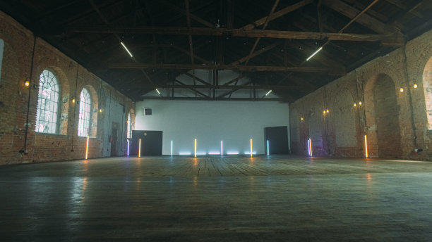 空荡荡的老式舞蹈工作室。阳光从窗户射进来图片下载