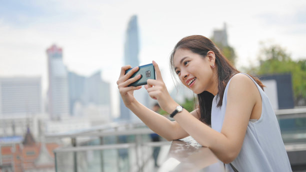 美丽的亚洲女人享受与朋友背景的城市景观从上面看泰国曼谷旅行素材图片