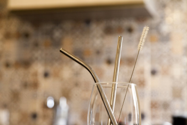 厨房上的生态稻草。图片下载