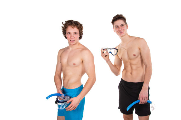 两个帅哥要去海边。白色背景。图片下载