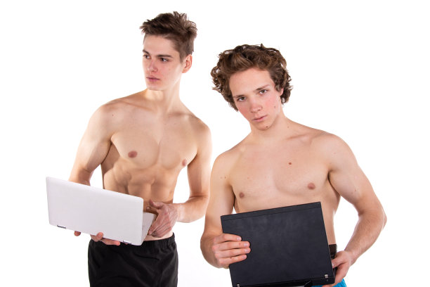 学习和工作。两个漂亮的年轻学生拿着笔记本电脑。白色背景。图片下载