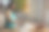这是一个年轻女子坐在家里的地板上使用笔记本电脑和文书工作的照片，库存照片图片下载