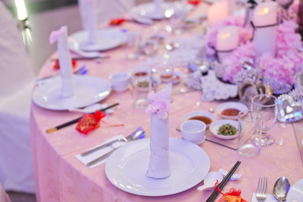 近距离看宴会厅的一张桌子图片下载