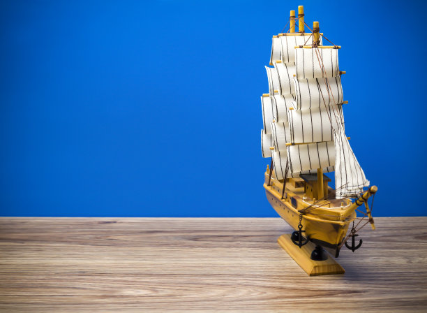 蓝色背景上的纪念品船。海洋背景。图片下载