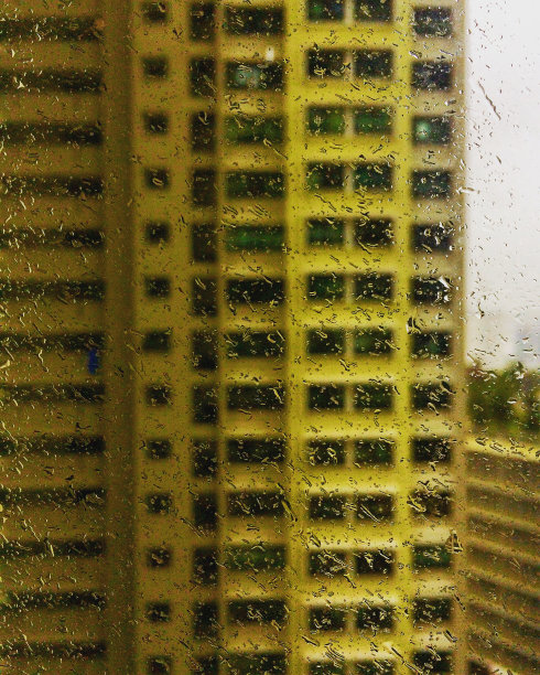 黄色的建筑在雨天图片下载